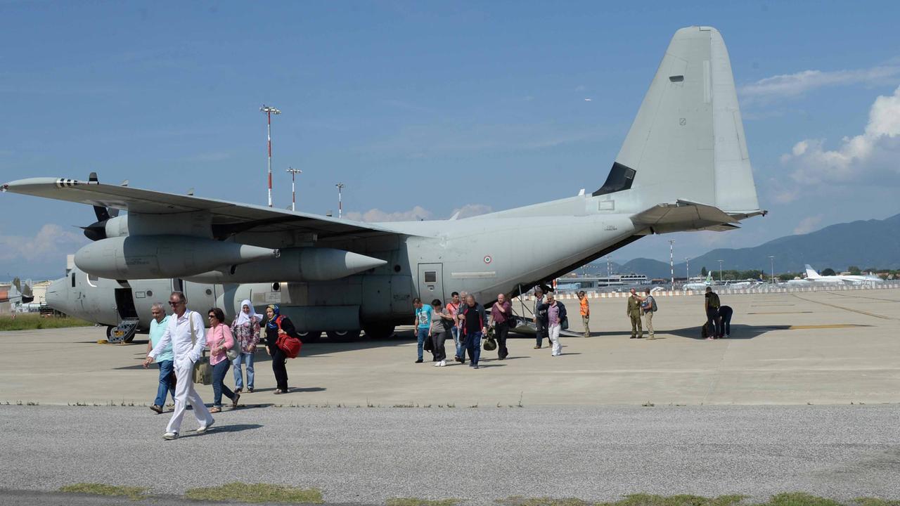 Atterrati a Pisa gli italiani rimpatriati dalla Libia