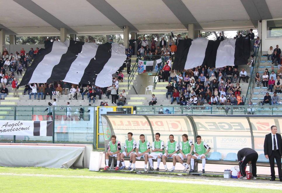 Calcio: costituita dal notaio la nuova società Viareggio 2014 