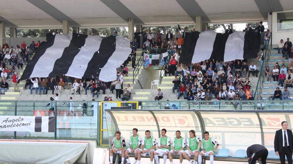 Calcio: costituita dal notaio la nuova società Viareggio 2014