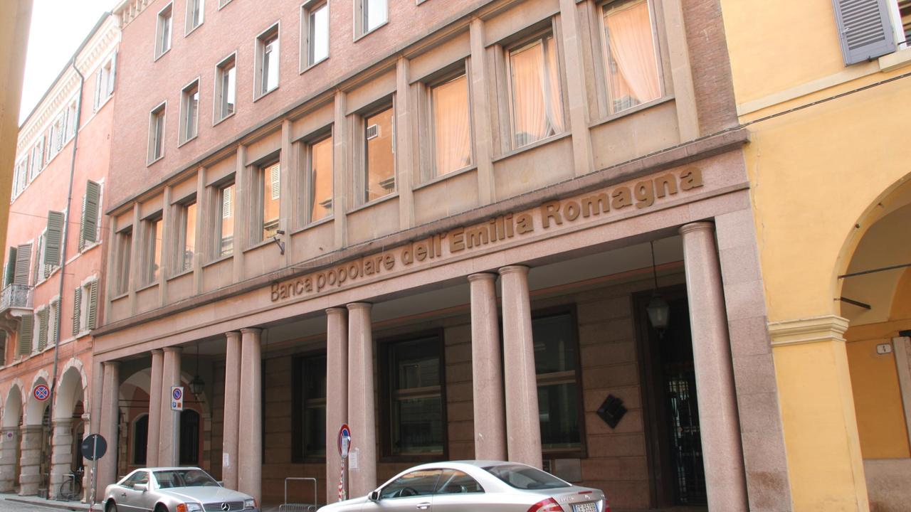 L'ingresso delle sede centrale di Bper in via San Carlo