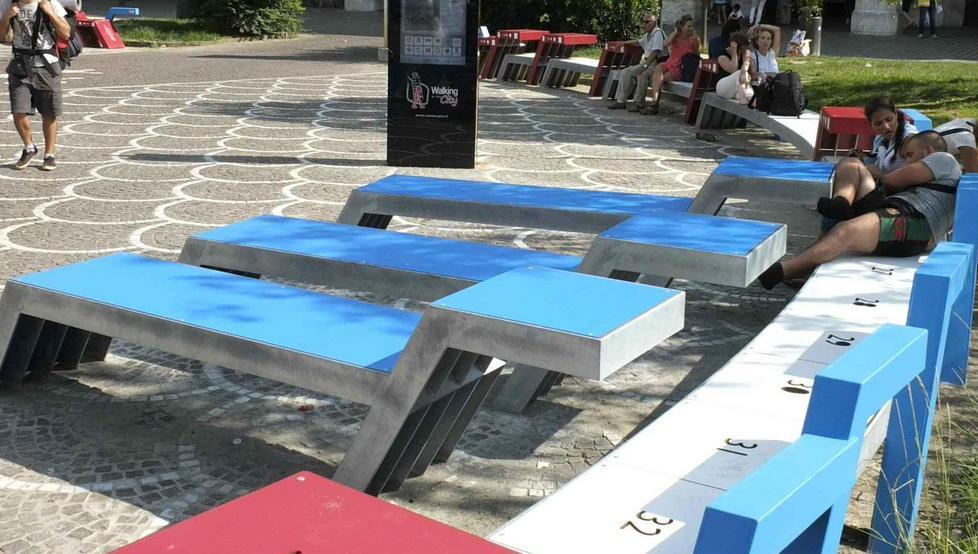 Commercianti contro le panchine: «Servono ai bivacchi»