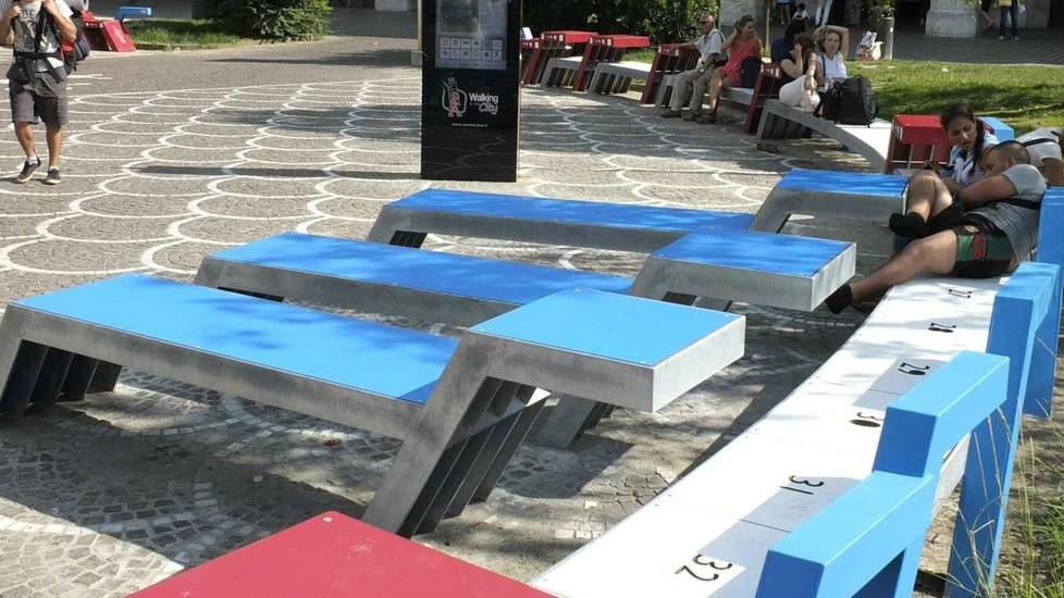 Commercianti contro le panchine: «Servono ai bivacchi»
