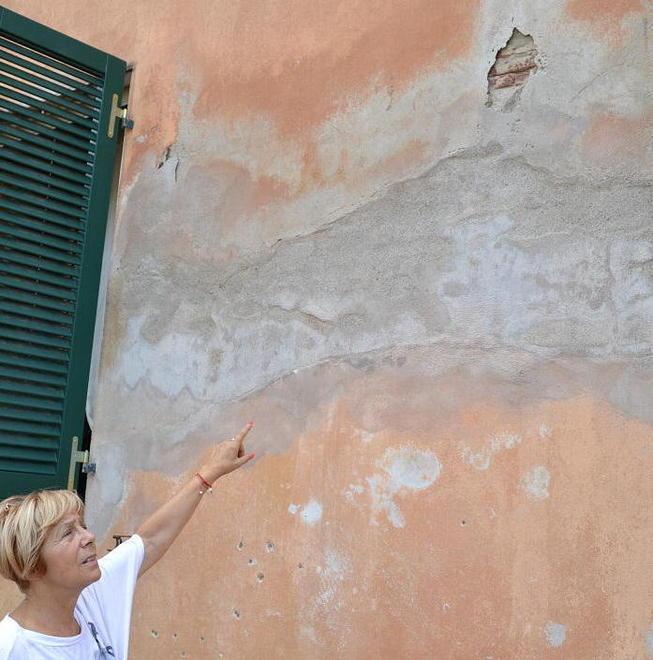 «La nostra vita tra muffa e umidità» 