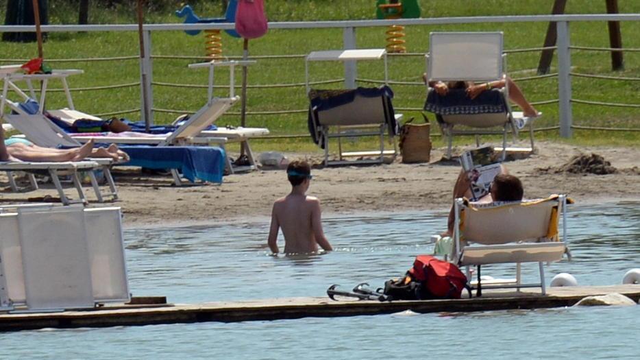 L’ordinanza arriva tardi mentre i bimbi fanno il bagno