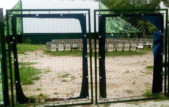 Vandali contro il Ciak di Tirrenia strappati gli striscioni dei film