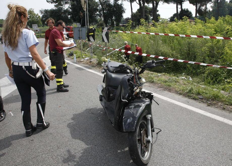 Con lo scooter vola fuori strada