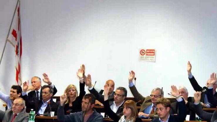 Il mal di pancia nel Pd esplode in consiglio