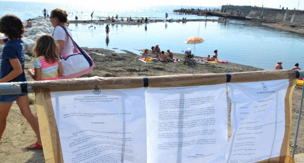 Divieto di balneazione ai Tre Ponti, ma c’è chi si immerge lo stesso