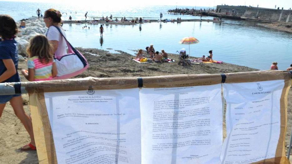 Divieto di balneazione ai Tre Ponti, ma c’è chi si immerge lo stesso