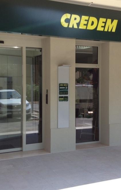 Bandito armato rapina la banca e un ciclista 