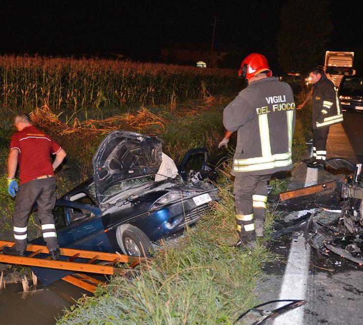 Schianto frontale a Ganaceto Donna nel fosso pieno d’acqua