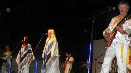 Serata di spettacolo con le più famose canzoni degli Abba