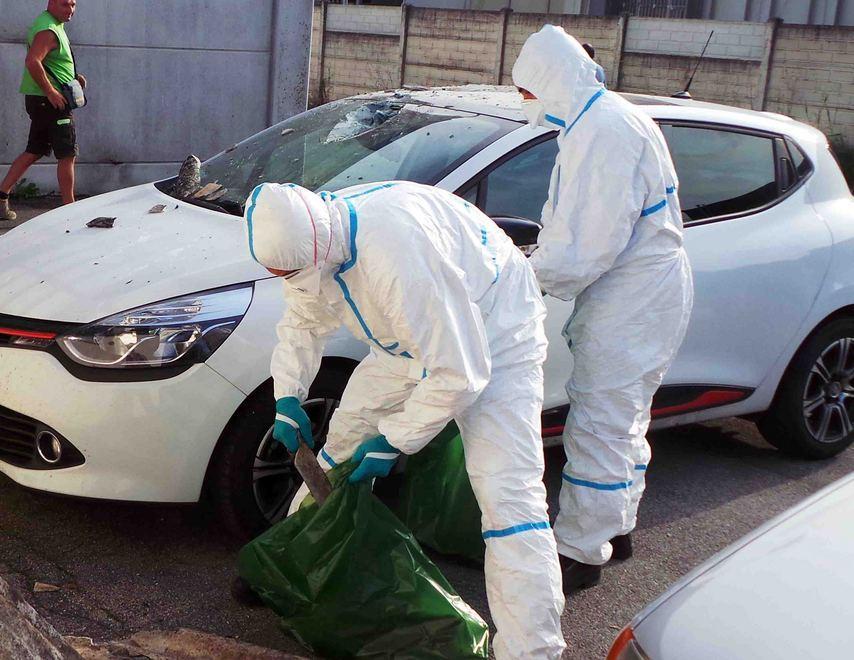 Cadono lastre di amianto sulle auto parcheggiate 