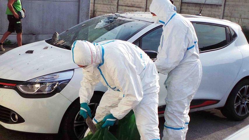 Cadono lastre di amianto sulle auto parcheggiate