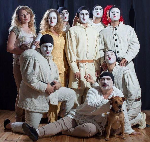 Una commedia “in bianco” alla Cavallerizza 