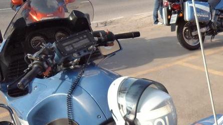 Fugge su una moto rubata, tolta la patente e denunciato