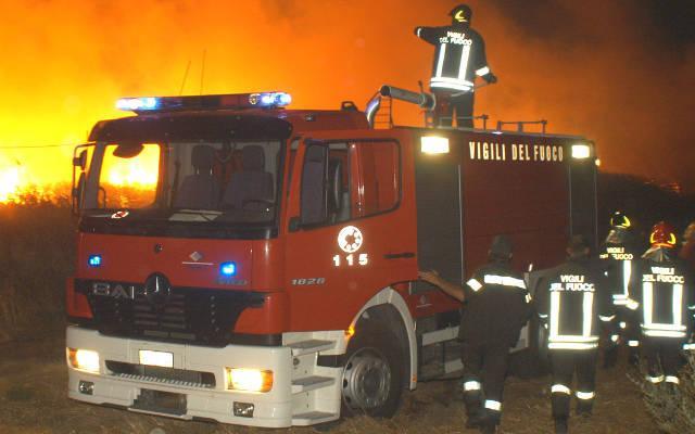 Fiamme in un cantiere nautico, a fuoco solventi e attrezzature 