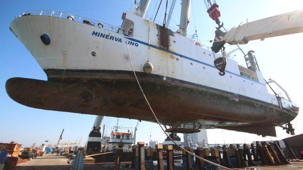 Sollevata la Minerva Uno. «Un’impresa titanica»