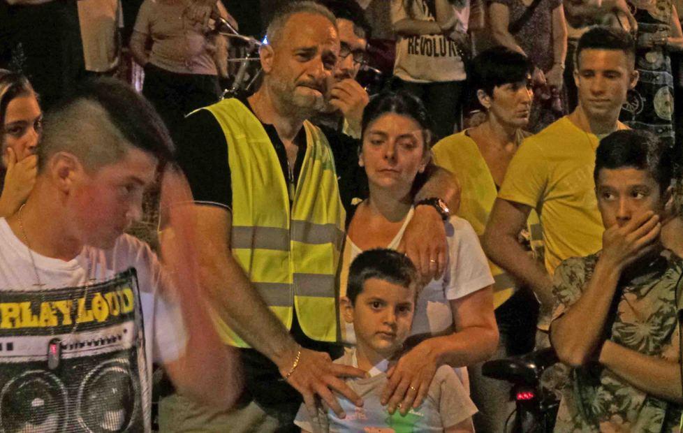 In via Modena per piangere e riflettere 
