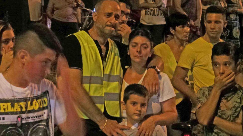 In via Modena per piangere e riflettere