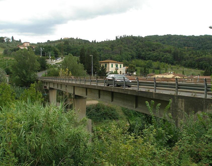 Riaperto al traffico il ponte danneggiato da un camion a Camaioni 
