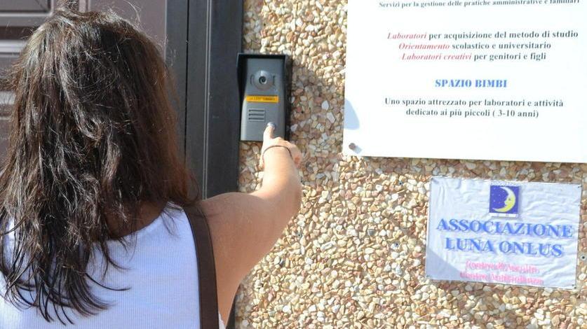Picchiata e minacciata: «Salva grazie alle mie figlie»