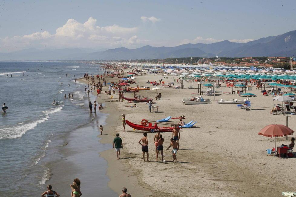 Paura in spiaggia: bimba si perde, la ritrovano a Lido di Camaiore 