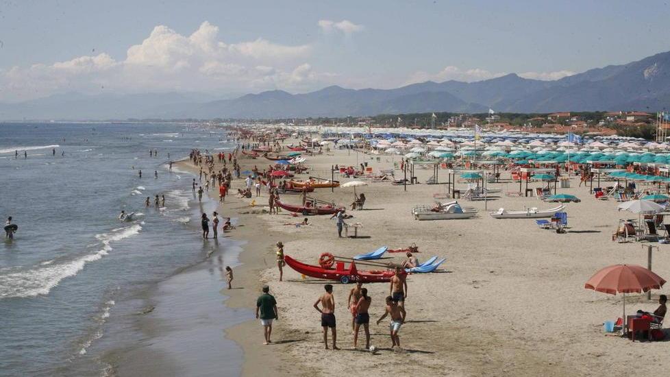 Paura in spiaggia: bimba si perde, la ritrovano a Lido di Camaiore