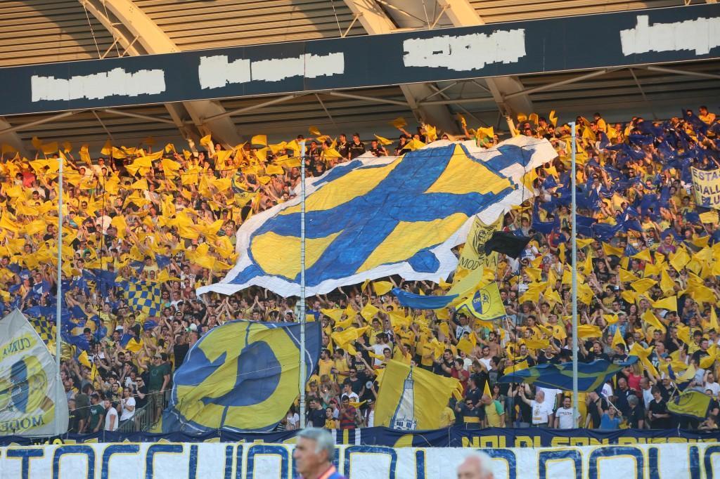 La mamma di Esposito premia i tifosi del Modena 