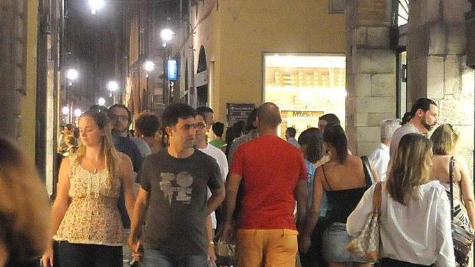 Shopping di notte al rush finale si chiude il 14