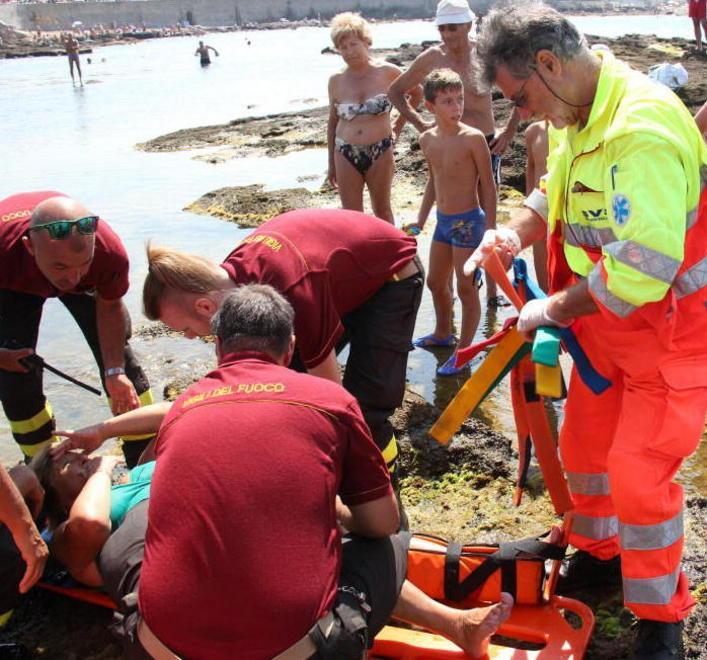 Cade sugli scogli, 2 ore per soccorrerla 