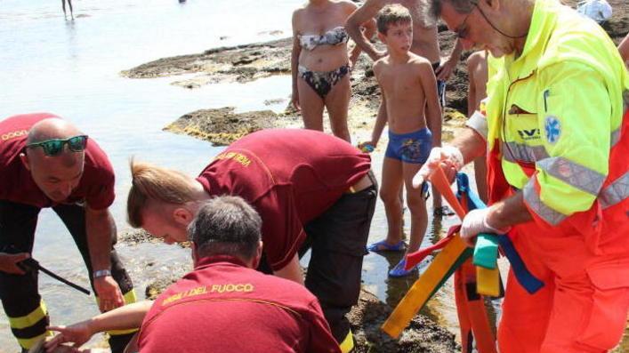 Cade sugli scogli, 2 ore per soccorrerla