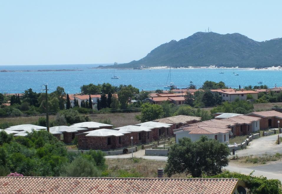 Capo Comino, blocchetti vista mare 