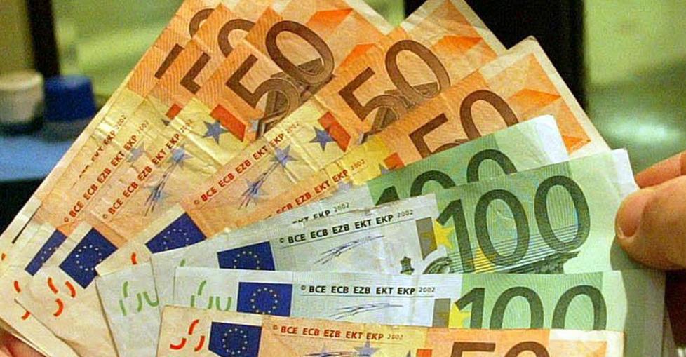 Trova per terra 5000 euro e li porta ai carabinieri 