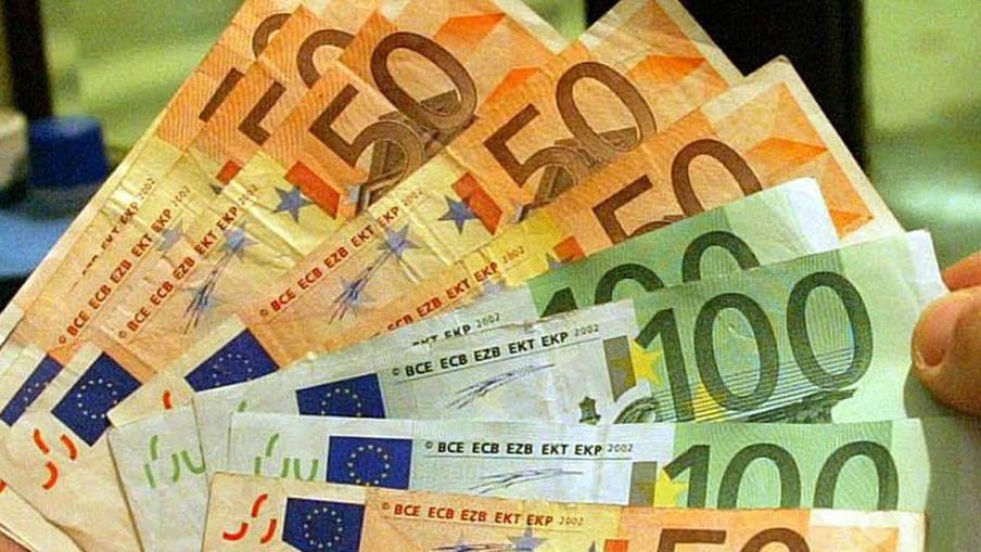 Trova per terra 5000 euro e li porta ai carabinieri