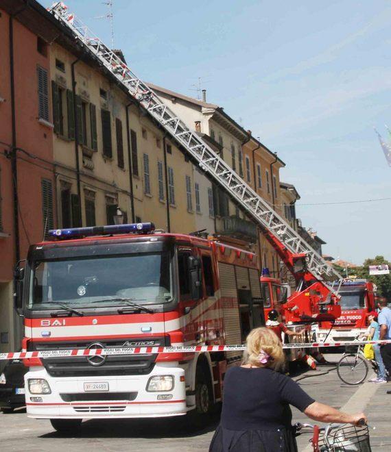 Santo Stefano bloccata per l’incendio di un tetto 