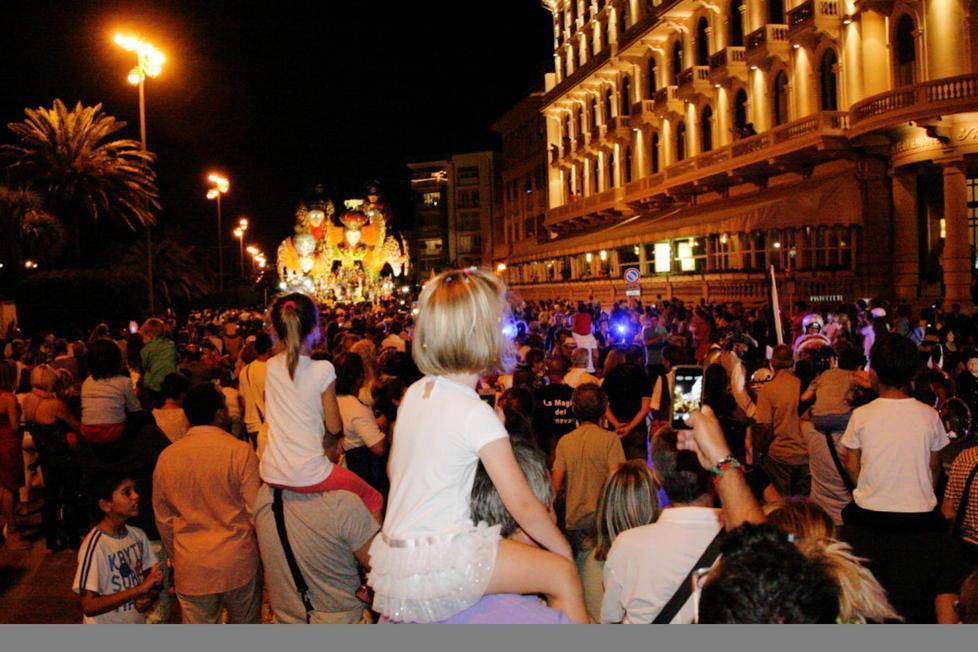 Sui viali a mare di Viareggio torna il Carnevale estivo 