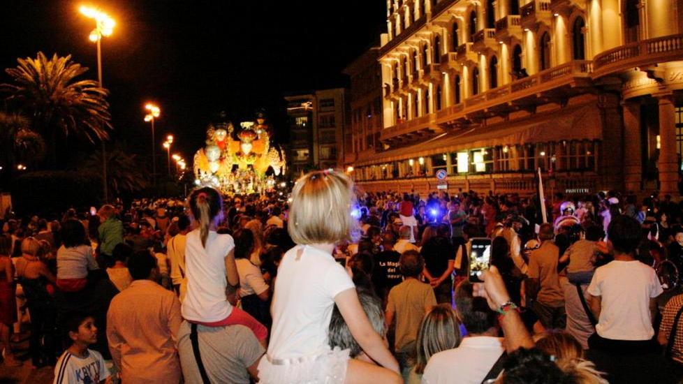 Sui viali a mare di Viareggio torna il Carnevale estivo