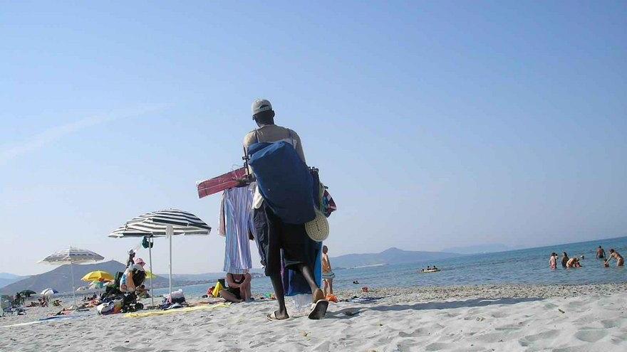 Commercio abusivo in spiaggia, 90mila euro di multe a 19 immigrati 