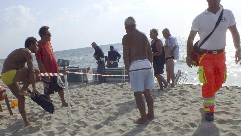 Morto in riva al mare pensionato colto da malore