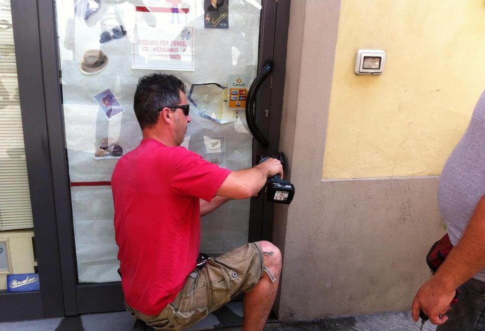 Negozio invaso dai liquami, intervengono i vigili del fuoco 