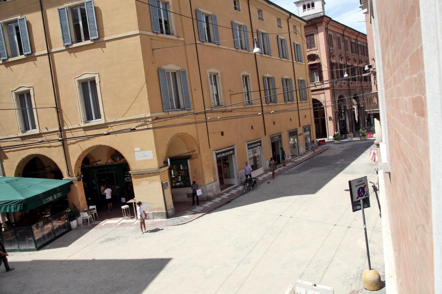 Il punto appena ripavimentato in via Emilia Centro all'incrocio con via Farini e via San Carlo