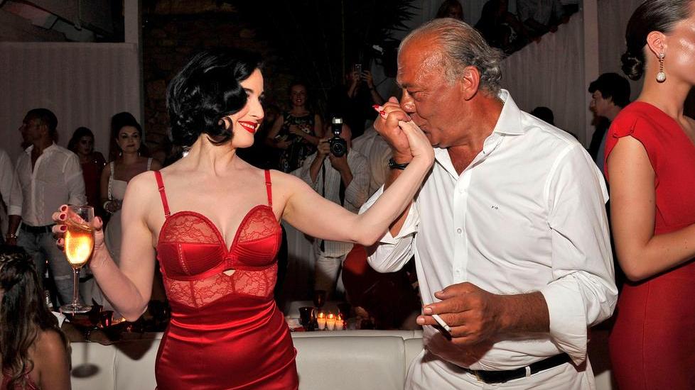 Billionaire: la regina del burlesque si esibisce a sorpresa per Gruosi