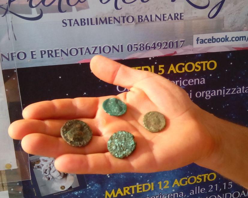 Fa il bagno a Quercianella e trova 4 monete antiche 