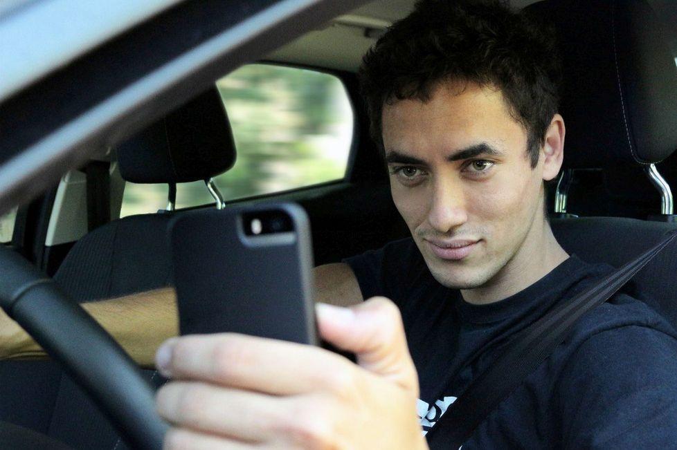 Un giovane su due scatta foto mentre guida: è rischiosissimo 