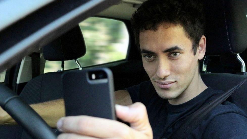 Un giovane su due scatta foto mentre guida: è rischiosissimo