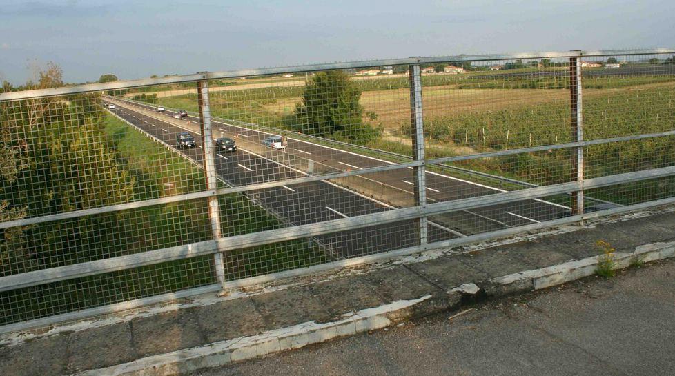 Auto colpita da un oggetto. Sfondato il parabrezza 