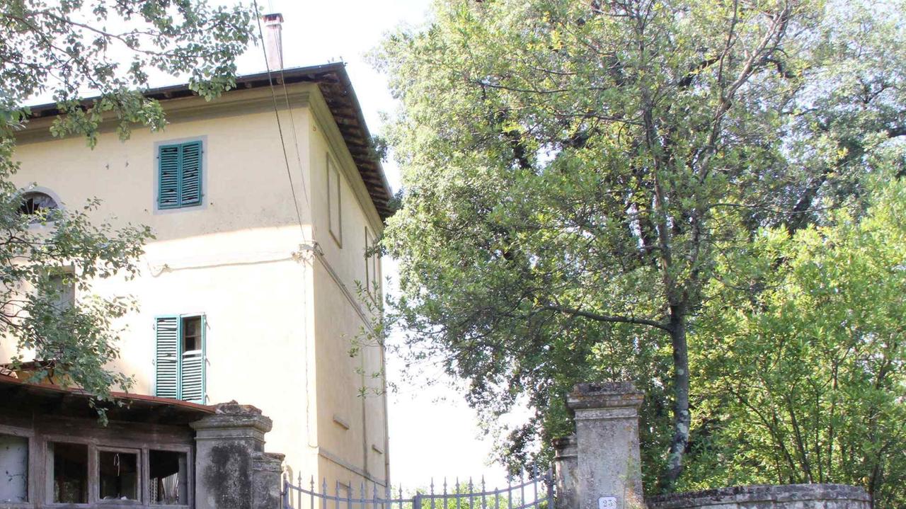Rovi, vetri rotti e quella bestemmia sul muro Villa Massai abbandonata da 18 anni