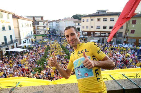 Mastromarco: folla di tifosi per celebrare la vittoria di Nibali al Tour de France 