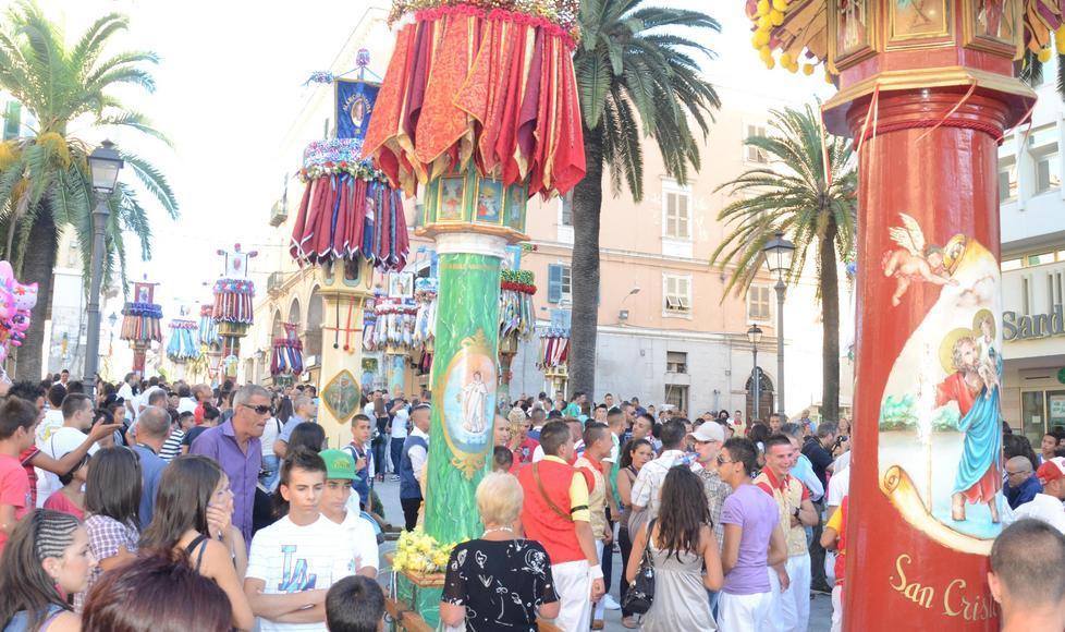 Sfilano i candelieri medi, 24 ceri lungo il Corso 
